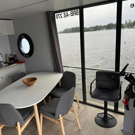Hausboot Marieke Fuehrerscheinfrei 보트호텔 슈베린
