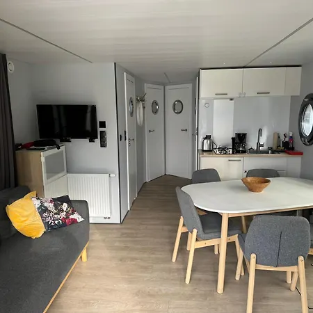 Hausboot Marieke Fuehrerscheinfrei 보트호텔 슈베린